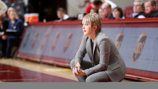 Alabama coach Kristy Curry